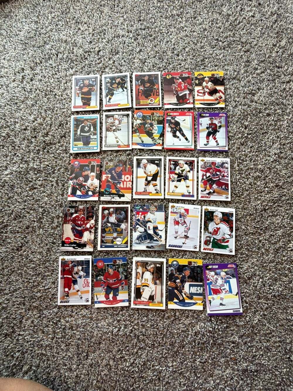 Lot of 25 Vintage 1990-1991 Pro Set and Score NHL Hockey Trading Cards (#04)